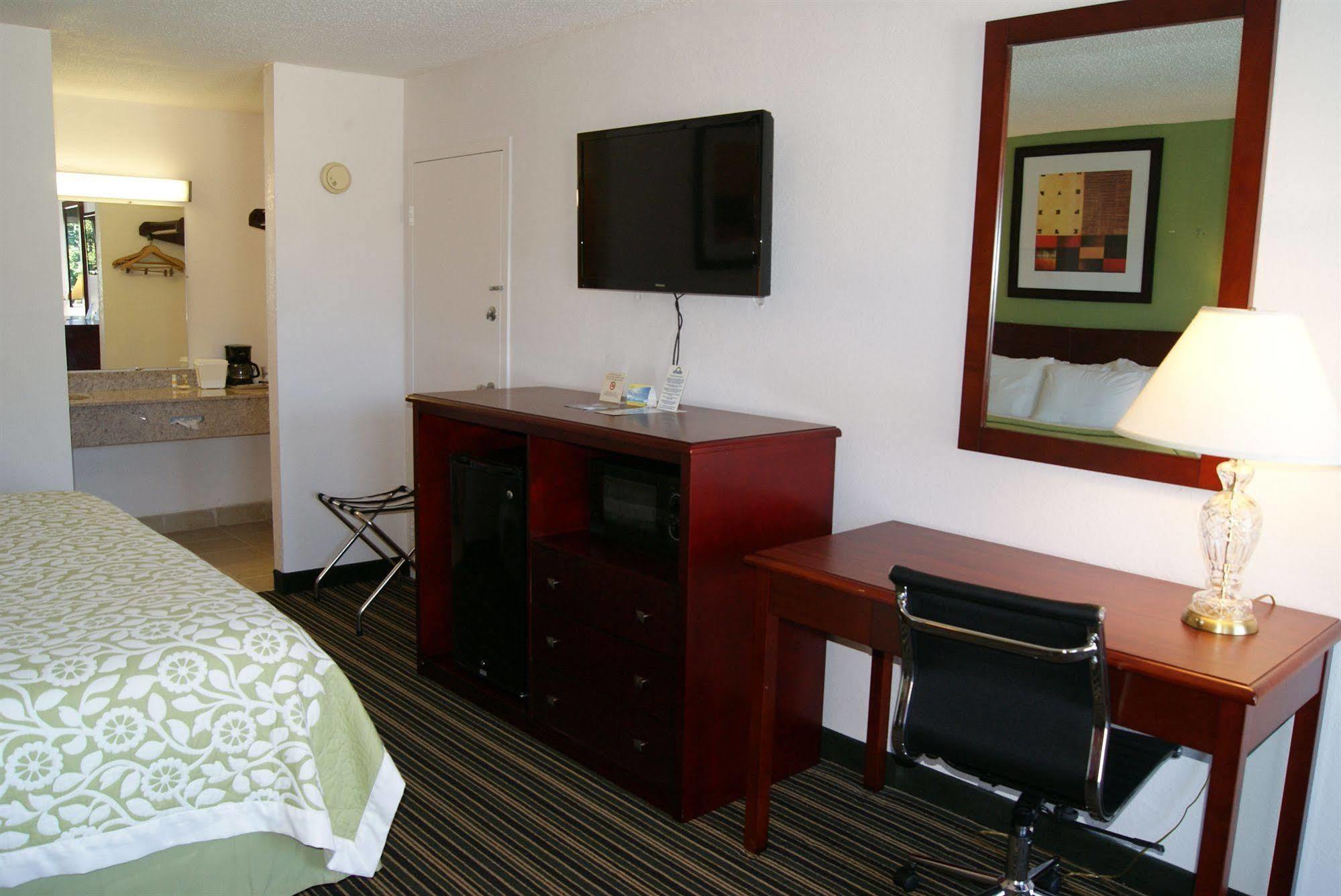 Days Inn By Wyndham Shelby Dış mekan fotoğraf