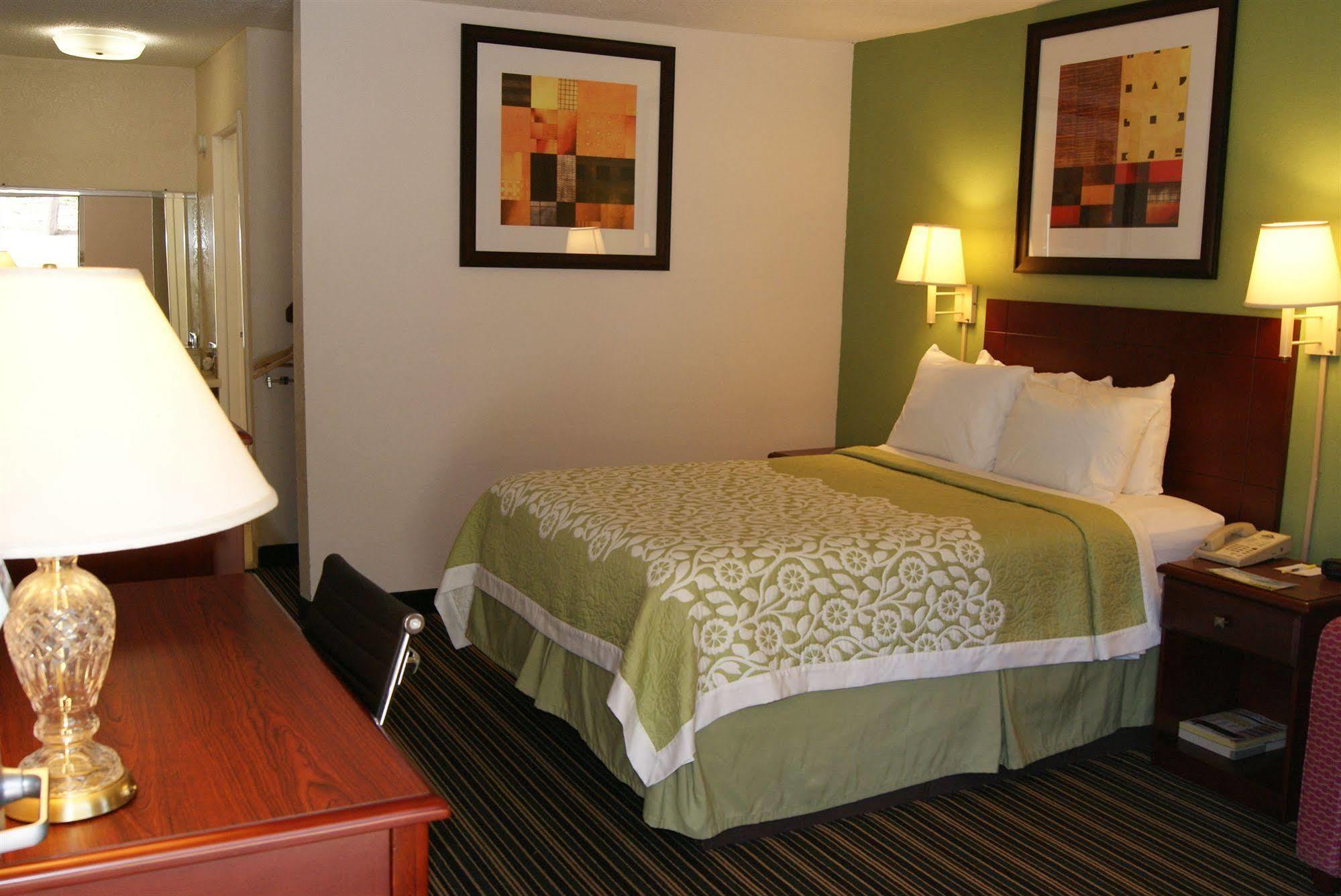 Days Inn By Wyndham Shelby Dış mekan fotoğraf